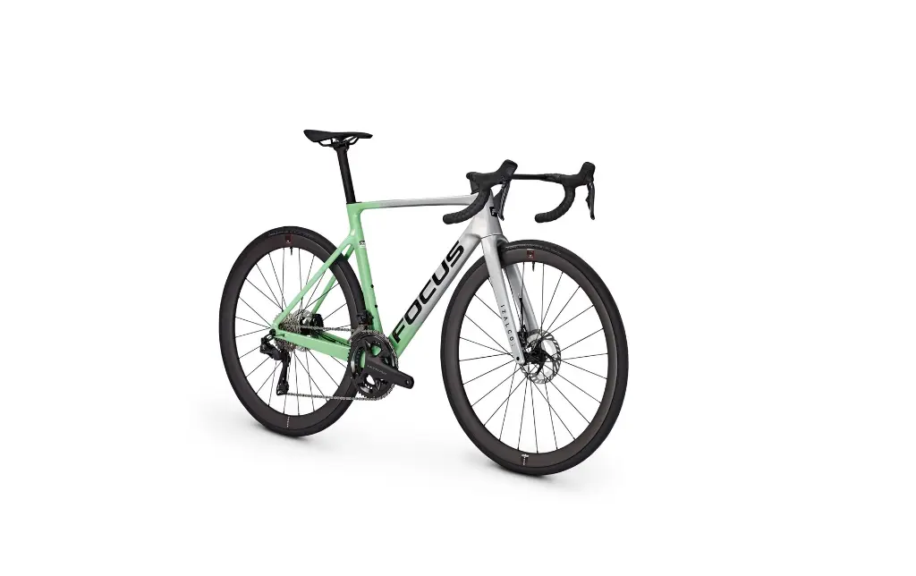 FA63-V1_2025_28_DI_GRE_135_PRO_IZALCO-MAX-9-7.webp