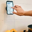FIDLOCK_VACUUM_wall-base_Befestigung-Schritt-7-Handy-auf-Wandhalterung-benutzen_1920x1920.webp