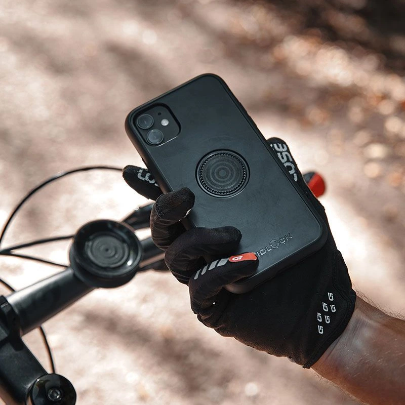 FIDLOCK-VACUUM-handlebar-base-outdoor-handy-im-vordergrund_1920x1920.webp