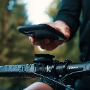 FIDLOCK-VACUUM-handlebar-base-outdoor-hand-hält-handy-über-der-base_1920x1920.webp