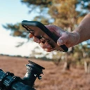 FIDLOCK-VACUUM-ahead-cap-base-outdoor-hand_1920x1920.webp