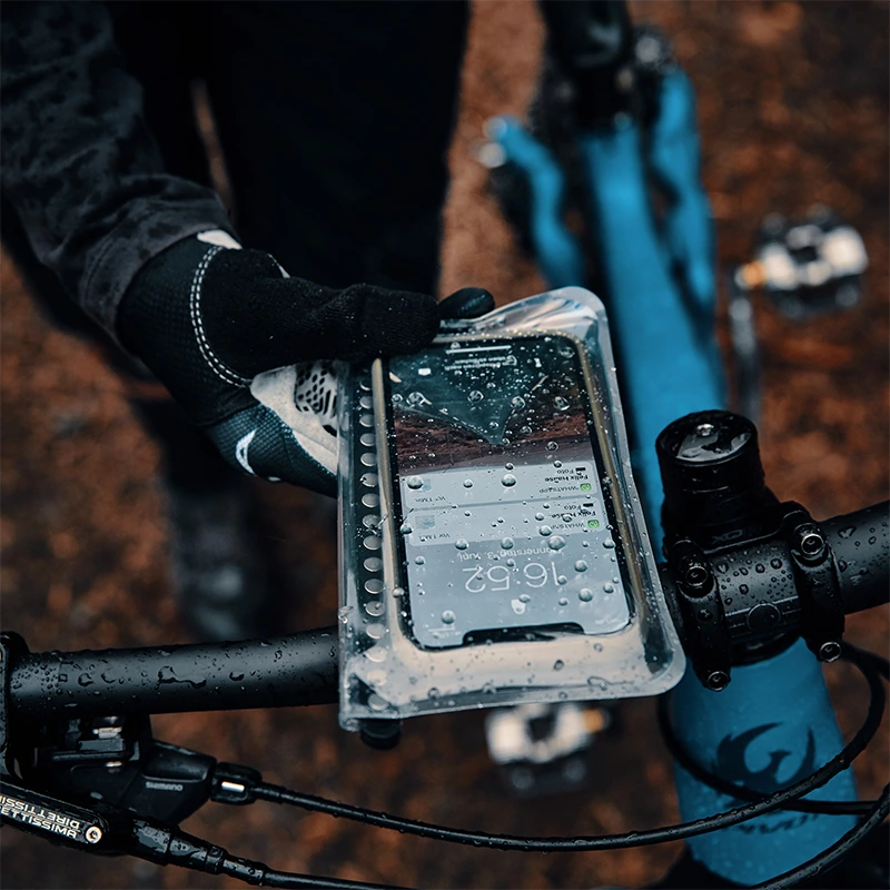 FIDLOCK-VACUUM-uni-phone-case-in-der-hülle-fahrrad-am-lenker-von-oben_1920x1920.webp