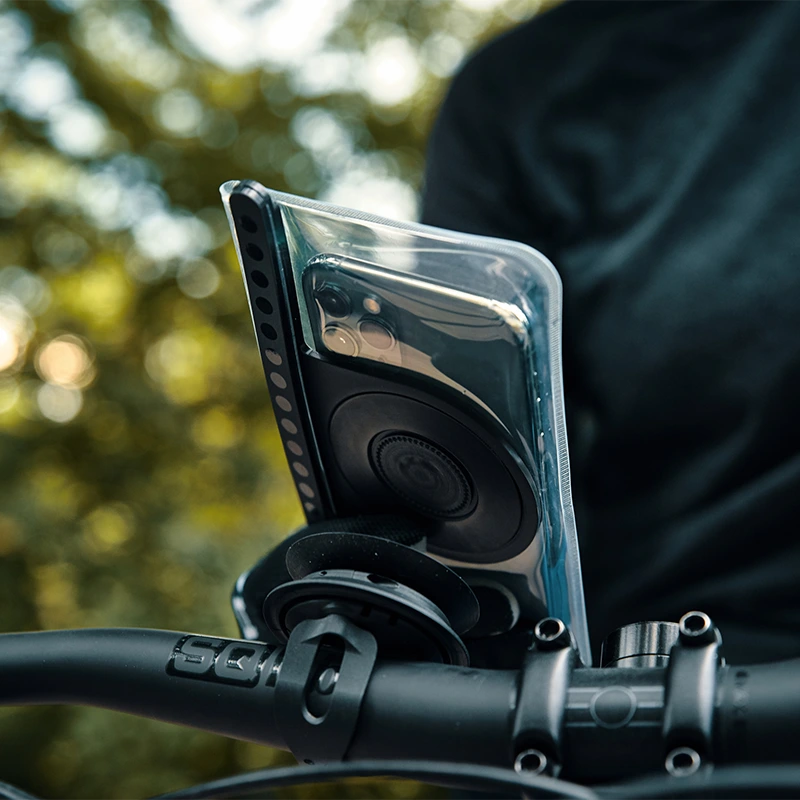 FIDLOCK-VACUUM-uni-phone-case-in-der-hülle-fahrrad-am-lenker_1920x1920.webp