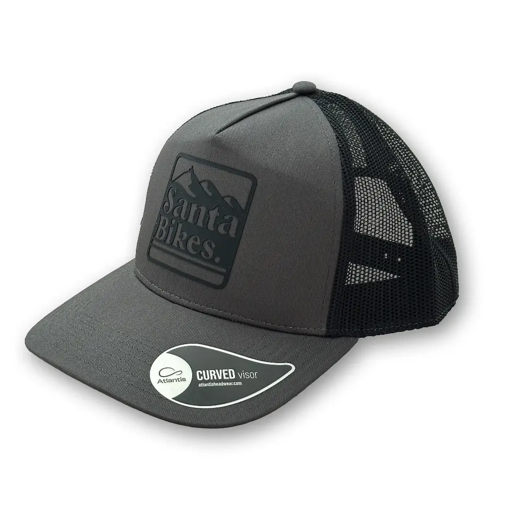 [GORRSBGOL] Gorra Santa Bikes Gris Oscuro Logo Relieve